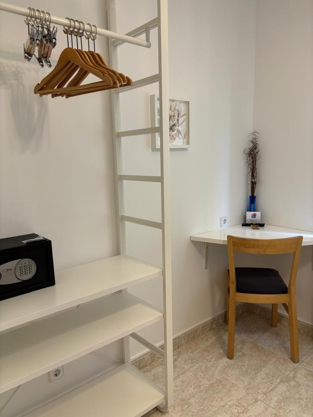 Hostal Barrera Madrid Exterior photo
